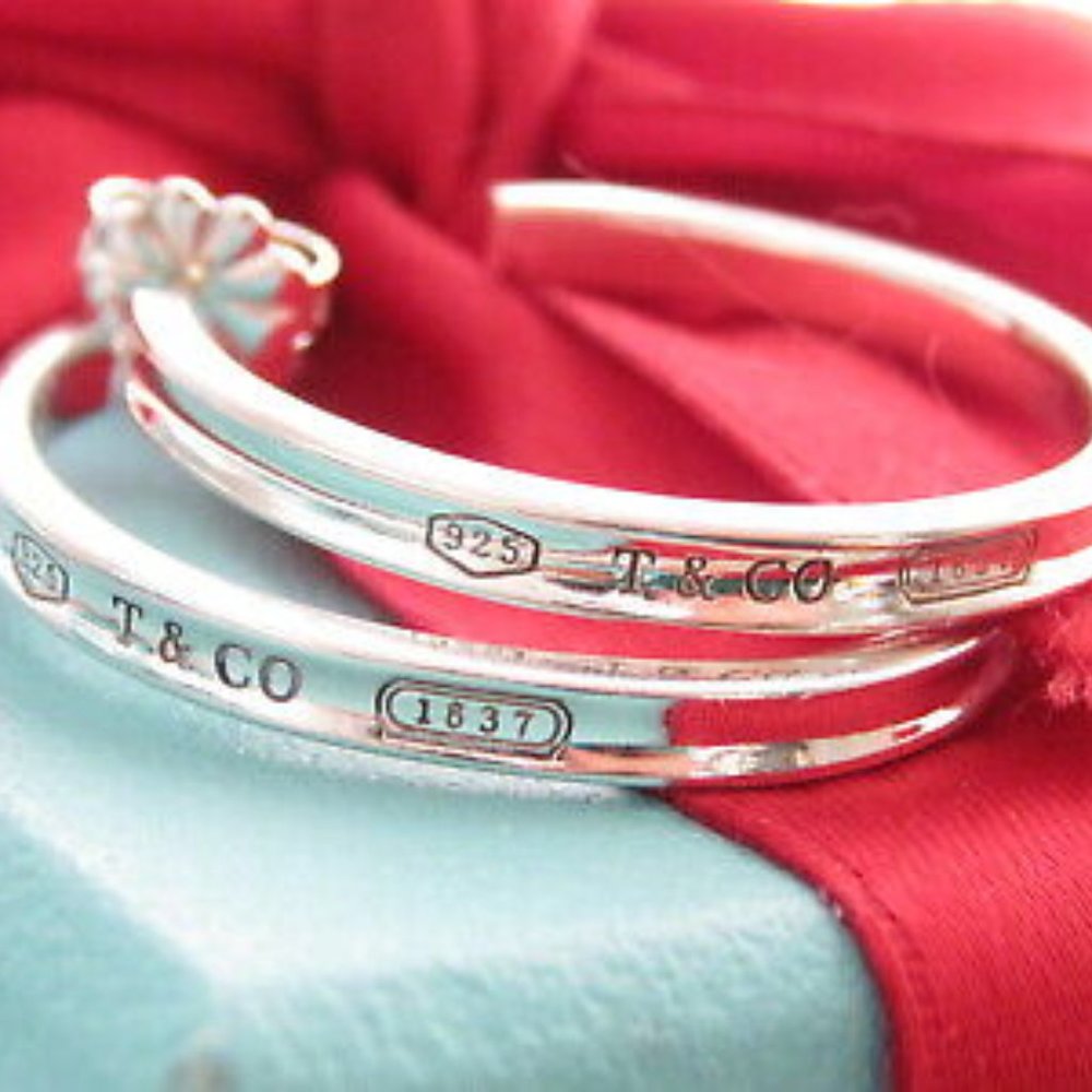 🌟🌸HOST PICK 🌟🌸 NWOT Tiffany 925 Silver 1837 Medium Hoop Earrings Box & Pouch